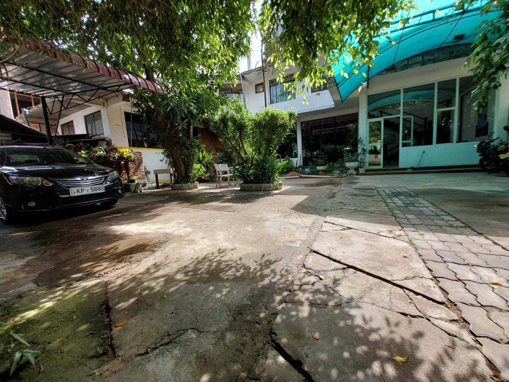 Lake Wave Hotel Anuradhapura Eksteriør billede