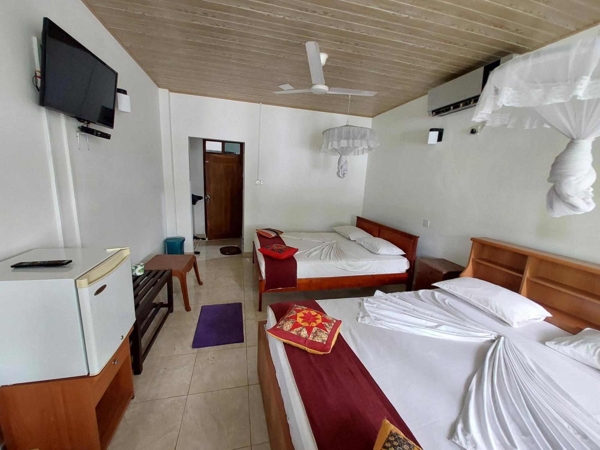Lake Wave Hotel Anuradhapura Eksteriør billede