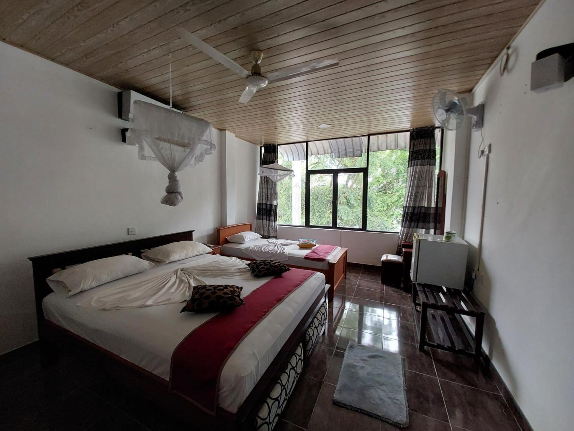 Lake Wave Hotel Anuradhapura Eksteriør billede